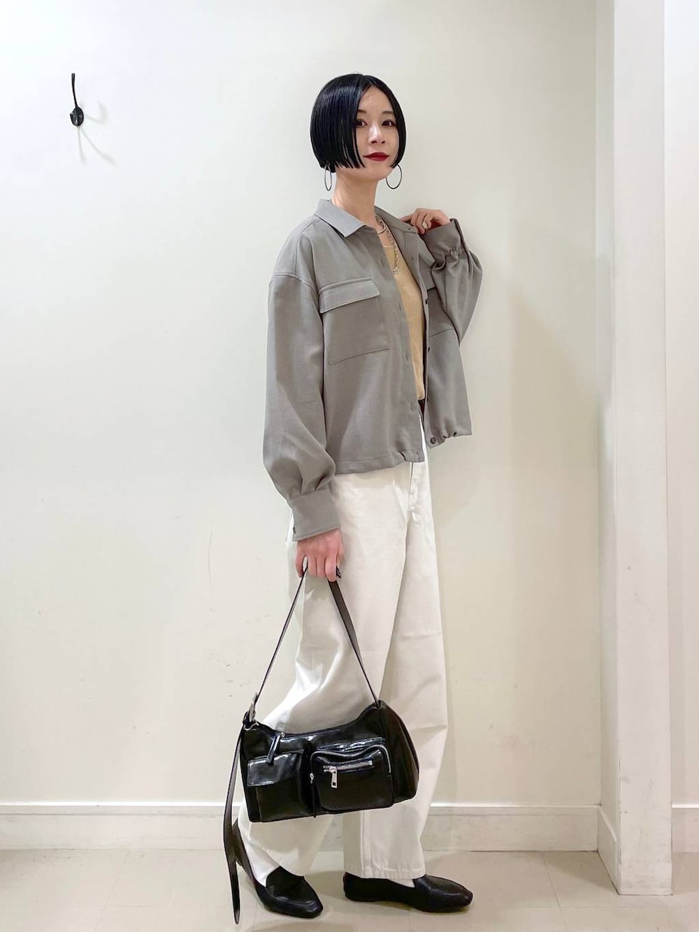 「シャツ、タンクトップ、パンツ、GOOD DENIM_GLOBAL WORK、デニムパンツ、ネックレス、ショルダーバッグ、バッグ、春コーデ、高見え、若見え、着痩せ・細見え、ママコーデ、楽ちんコーデ、普通_GLOBAL WORK」|「GLOBAL WORKのらくっション踏めるバブーシュ/136007(その他シューズ、ブラック系)」を使った、るんるんさん(レディース・168cm)の春コーディネートの3枚目の写真