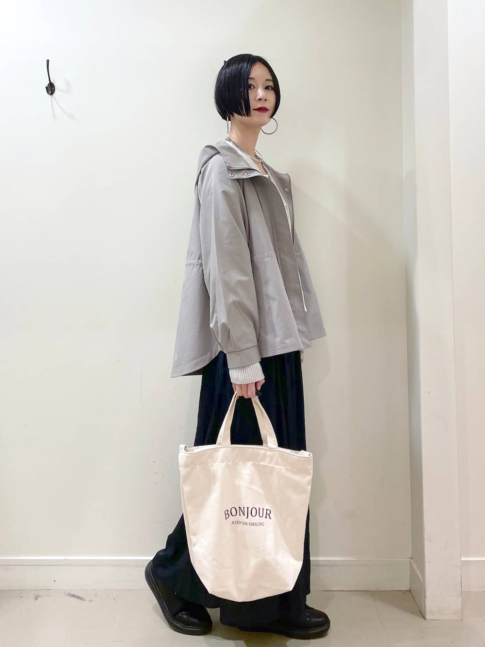 「高見え、若見え、着痩せ・細見え、ママコーデ、普通_GLOBAL WORK、高身長、GLOBAL WORK、マウンテンパーカー、アウター、春色、春コーデ、春アウター、カーディガン、タンクトップ、ワイドパンツ」|「GLOBAL WORKのエアかるコートスニーカー/135742(スニーカー、ブラック系)」を使った、るんるんさん(レディース・168cm)の春コーディネートの3枚目の写真