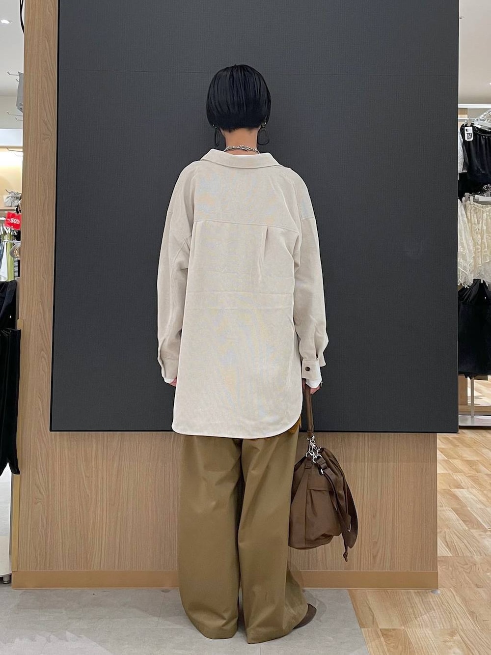 ホワイト系のTシャツ/カットソー、オレンジ系のキャミソール、ブラウン系のその他シューズを着用したレディースの秋コーディネートの4枚目の写真
