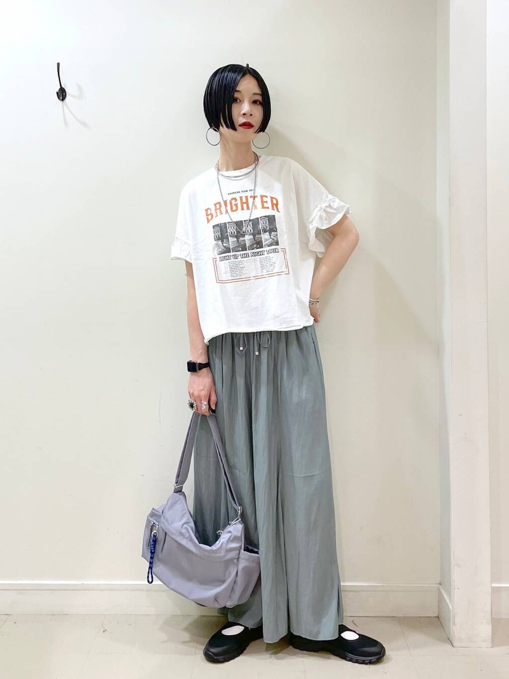 「高見え、若見え、着痩せ・細見え、ママコーデ、楽ちんコーデ、普通_GLOBAL WORK、高身長、体型カバー、GLOBAL WORK、シンプルコーデ、大人カジュアル、Tシャツ、ワイドパンツ、パンツ、春コーデ」｜「GLOBAL WORKのエアかるクッションベルトスニーカー/102313（スニーカー、ブラック系）」を使った、るんるんさん（レディース・168cm）の春コーディネートの2枚目の写真