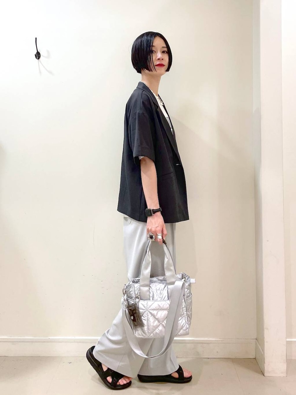 「高見え、若見え、着痩せ・細見え、ママコーデ、楽ちんコーデ、普通_GLOBAL WORK、高身長、体型カバー、GLOBAL WORK、シンプルコーデ、大人カジュアル、ジャケット、Tシャツ、ワイドパンツ、パンツ」|「GLOBAL WORKのリッチクリーンプリントT半袖/147640(Tシャツ/カットソー、ホワイト系)」を使った、るんるんさん(レディース・168cm)の夏コーディネートの3枚目の写真