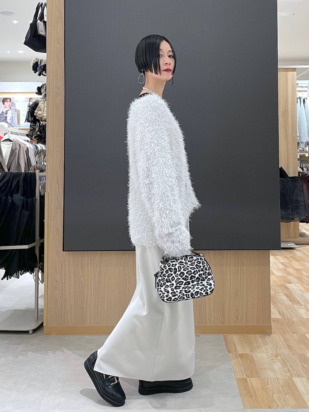 その他のショルダーバッグ、ブラック系のローファー、ブラック系のTシャツ/カットソーを着用したレディースの冬コーディネートの3枚目の写真