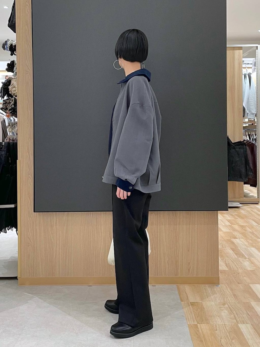 ブラック系のローファー、ホワイト系のショルダーバッグ、ブラック系のスウェットパンツを着用したレディースの春コーディネートの5枚目の写真