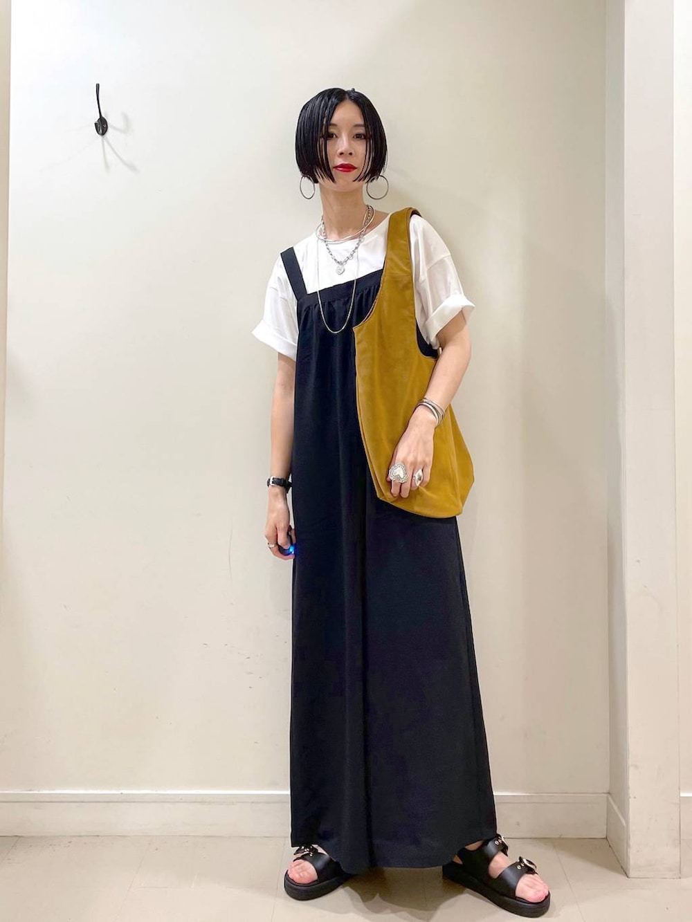 「高見え、若見え、シンプルコーデ、大人カジュアル、着痩せ・細見え、ママコーデ、楽ちんコーデ、普通_GLOBAL WORK、高身長、体型カバー、GLOBAL WORK、Tシャツ、サロペット、パンツ、ワイドパンツ」｜「GLOBAL WORKのリッチクリーンプリントT半袖/147640（Tシャツ/カットソー、ホワイト系）」を使った、るんるんさん（レディース・168cm）の夏コーディネートの2枚目の写真