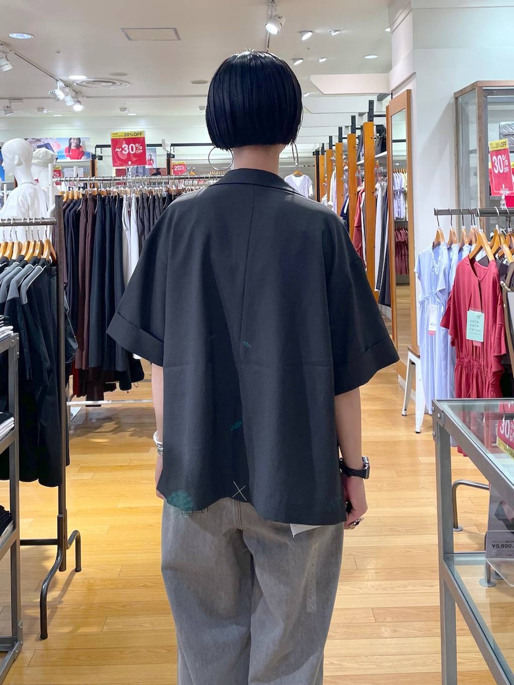 「夏コーデ、モノトーン、ネックレス、カップ付きインナー、デニムパンツ、パンツ、高見え、若見え、着痩せ・細見え、ママコーデ、楽ちんコーデ、普通_GLOBAL WORK、高身長、体型カバー、GLOBAL WORK」|「GLOBAL WORKのステンレスボールY字ネックレス/106439(ネックレス、シルバー系)」を使った、るんるんさん(レディース・168cm)の夏コーディネートの4枚目の写真