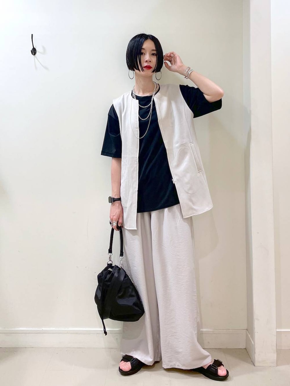 「高見え、若見え、着痩せ・細見え、ママコーデ、楽ちんコーデ、普通_GLOBAL WORK、高身長、体型カバー、GLOBAL WORK、シンプルコーデ、大人カジュアル、Tシャツ、ベスト、ワイドパンツ、パンツ」|「GLOBAL WORKの撥水軽量2WAYバッグ/137590(ショルダーバッグ、ブラック系)」を使った、るんるんさん(レディース・168cm)の夏コーディネートの2枚目の写真