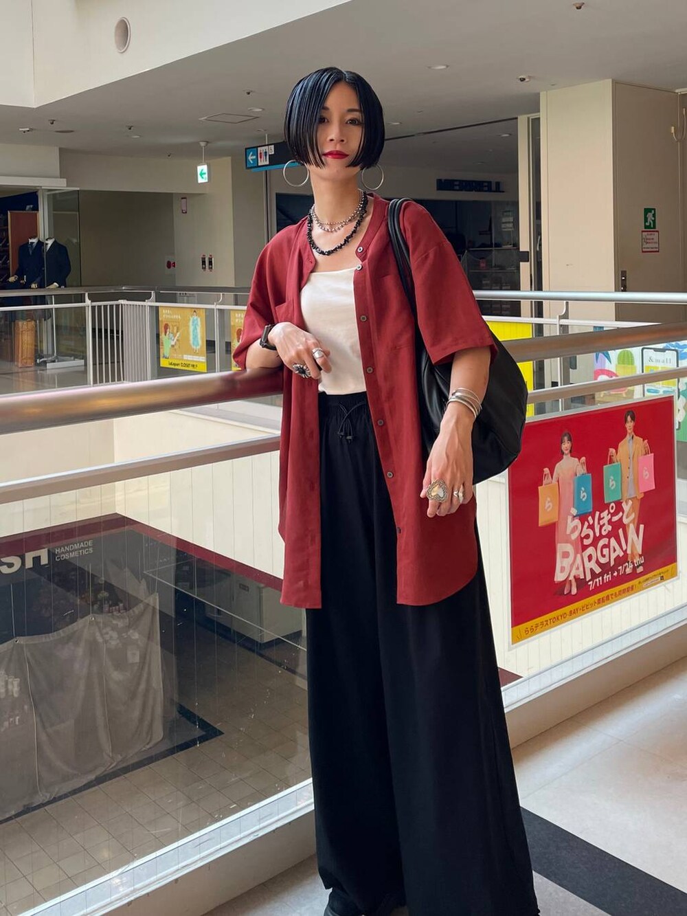 「普通_GLOBAL WORK、高身長、体型カバー、GLOBAL WORK、シンプルコーデ、シャツ、カップ付きインナー、ワイドパンツ、高見え、若見え、着痩せ・細見え、ママコーデ、楽ちんコーデ、大人カジュアル、パンツ」|「GLOBAL WORKのアップルウォッチ/合皮バンド/160631(デジタル腕時計、ブラック系)」を使った、るんるんさん(レディース・168cm)の夏コーディネートの4枚目の写真