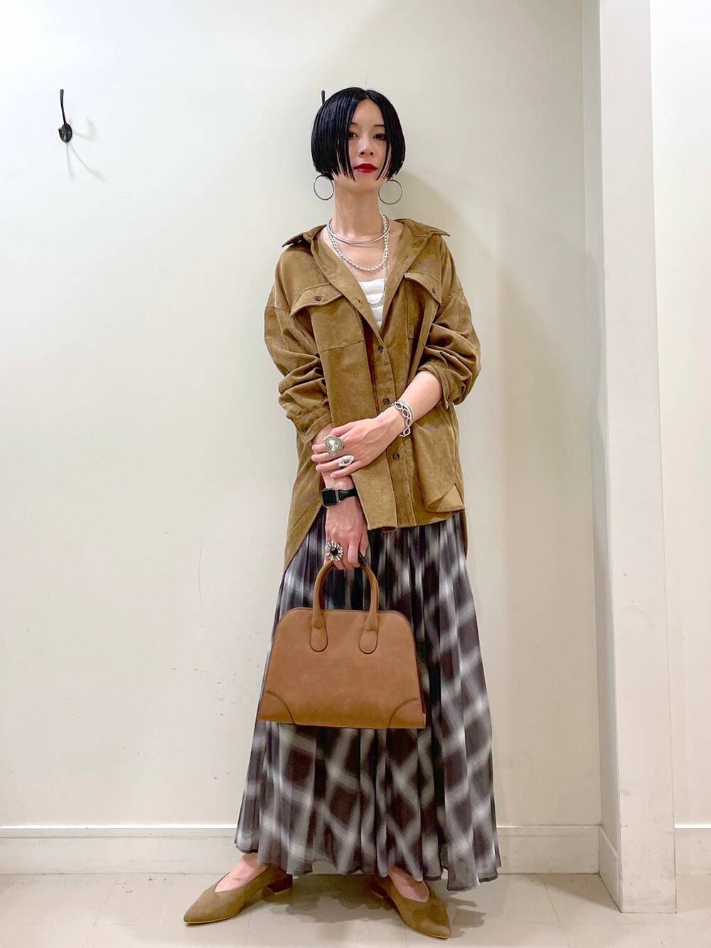 ホワイト系のキャミソール、イエロー系のシャツ/ブラウス、ブラウン系のスカートを着用したレディースの秋コーディネートの6枚目の写真