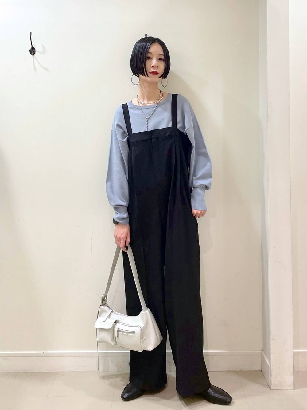 「着痩せ・細見え、ママコーデ、楽ちんコーデ、普通_GLOBAL WORK、高身長、体型カバー、GLOBAL WORK、シンプルコーデ、ジャケット、ジャケットスタイル、ニット、サロペット、ワイドパンツ、パンツ、春コーデ」|「GLOBAL WORKのステンレスボールY字ネックレス/106439(ネックレス、シルバー系)」を使った、るんるんさん(レディース・168cm)の春コーディネートの7枚目の写真