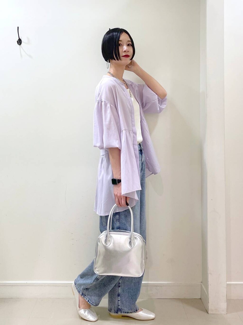 「高見え、若見え、着痩せ・細見え、ママコーデ、楽ちんコーデ、普通_GLOBAL WORK、高身長、体型カバー、GLOBAL WORK、シンプルコーデ、ブラウス、タンクトップ、デニムパンツ、パンツ、GOOD DENIM_GLOBAL WORK」｜「GLOBAL WORKのGOODデニムバギーパンツ/118365（デニムパンツ、ブルー系）」を使った、るんるんさん（レディース・168cm）の春コーディネートの3枚目の写真