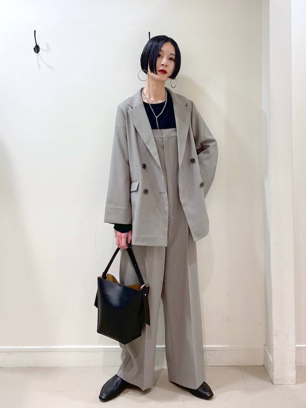 「高見え、若見え、着痩せ・細見え、ママコーデ、楽ちんコーデ、普通_GLOBAL WORK、高身長、体型カバー、GLOBAL WORK、シンプルコーデ、ジャケット、ジャケットスタイル、ニット、ワイドパンツ、サロペット」|「GLOBAL WORKのステンレスボールY字ネックレス/106439(ネックレス、シルバー系)」を使った、るんるんさん(レディース・168cm)の春コーディネートの2枚目の写真