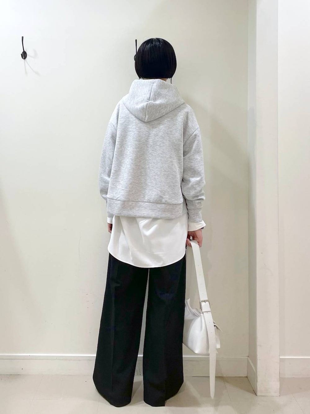 「高見え、若見え、着痩せ・細見え、ママコーデ、普通_GLOBAL WORK、高身長、GLOBAL WORK、トレンチコート、コート、パーカー、スウェット、シャツ、ワイドパンツ、パンツ、パンプス」|「GLOBAL WORKのサイズ拡大/らくっション撥水2WAYローファー/131468(ローファー、ブラック系)」を使った、るんるんさん(レディース・168cm)の春コーディネートの9枚目の写真