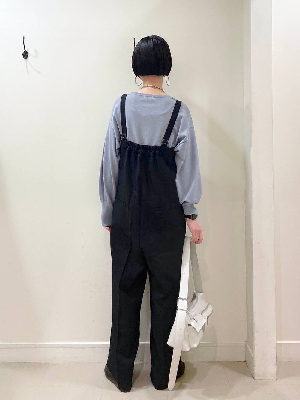 「着痩せ・細見え、ママコーデ、楽ちんコーデ、普通_GLOBAL WORK、高身長、体型カバー、GLOBAL WORK、シンプルコーデ、ジャケット、ジャケットスタイル、ニット、サロペット、ワイドパンツ、パンツ、春コーデ」|「GLOBAL WORKのステンレスボールY字ネックレス/106439(ネックレス、シルバー系)」を使った、るんるんさん(レディース・168cm)の春コーディネートの9枚目の写真