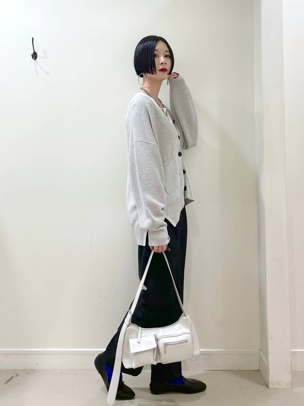 「ジャケット、ジャケットスタイル、カーディガン、タンクトップ、セットアップ、楽ちんコーデ、体型カバー、春コーデ、ネックレス、ショルダーバッグ、バッグ、高見え、若見え、着痩せ・細見え、ママコーデ」|「GLOBAL WORKのらくっション踏めるバブーシュ/136007(その他シューズ、ブラック系)」を使った、るんるんさん(レディース・168cm)の春コーディネートの7枚目の写真