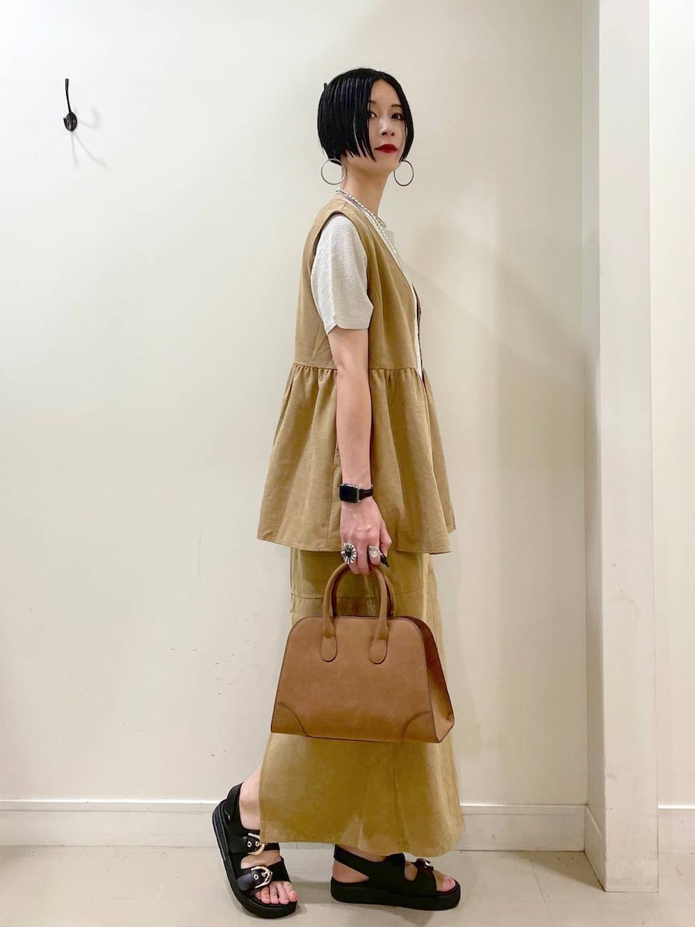 「高見え、若見え、着痩せ・細見え、ママコーデ、楽ちんコーデ、普通_GLOBAL WORK、高身長、体型カバー、GLOBAL WORK、シンプルコーデ、大人カジュアル、ベスト、スカート、ネックレス、サンダル」|「GLOBAL WORKのスッキレイさらさらドルマン/288068(ニット/セーター、ベージュ系)」を使った、るんるんさん(レディース・168cm)の秋コーディネートの3枚目の写真