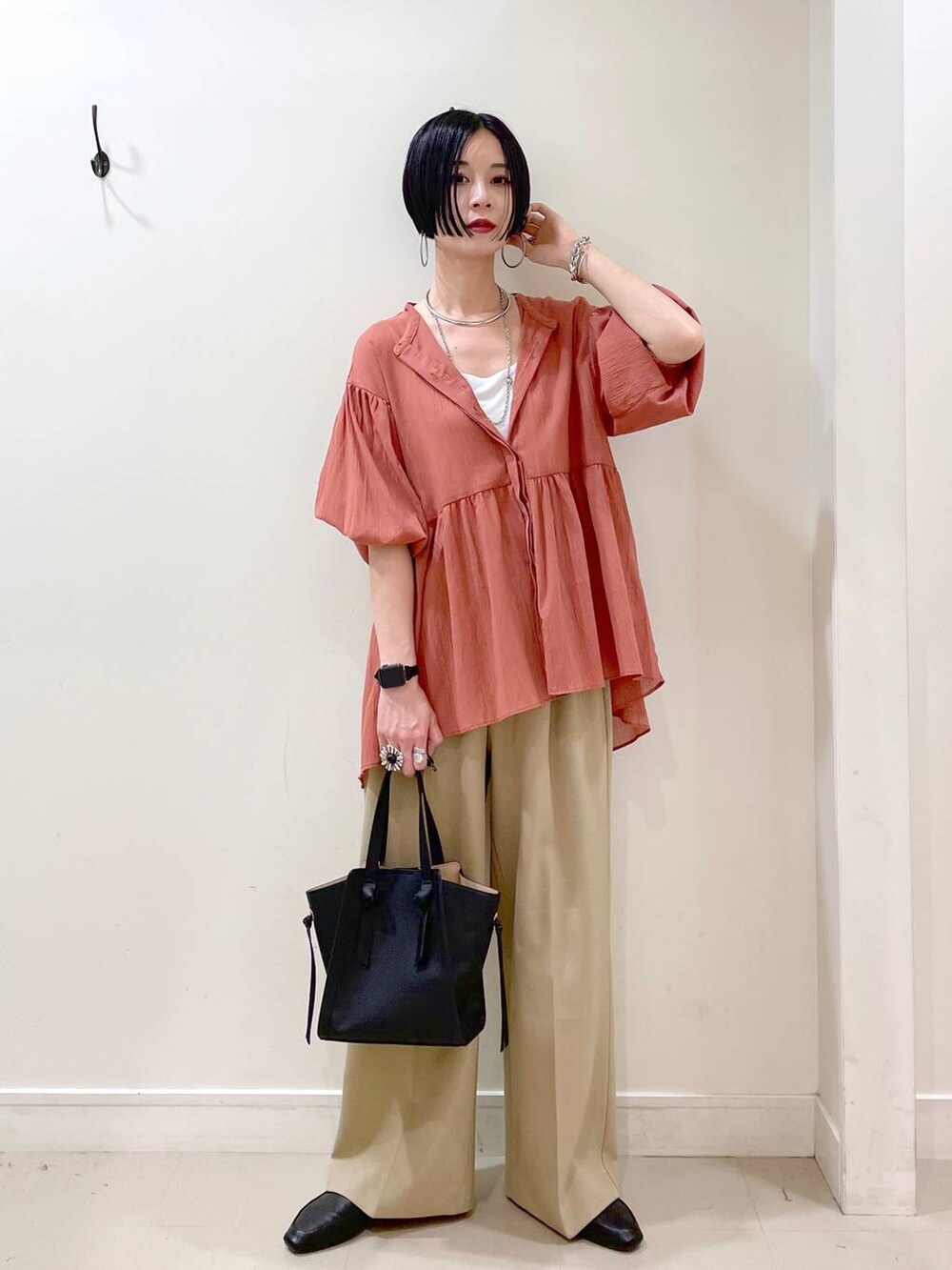 「大人カジュアル、高見え、若見え、着痩せ・細見え、ママコーデ、楽ちんコーデ、普通_GLOBAL WORK、高身長、体型カバー、GLOBAL WORK、シンプルコーデ、ブラウス、パンツ、ワイドパンツ、春コーデ」｜「GLOBAL WORKのらくっション踏めるバブーシュ/136007（その他シューズ、ブラック系）」を使った、るんるんさん（レディース・168cm）の春コーディネートの2枚目の写真