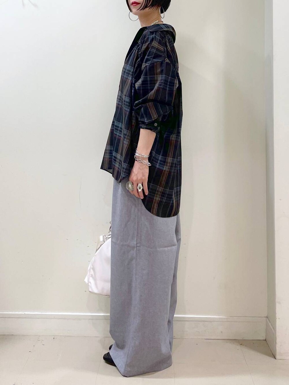 ブラック系のその他シューズ、ホワイト系のショルダーバッグ、ホワイト系のキャミソールを着用したレディースの夏コーディネートの6枚目の写真