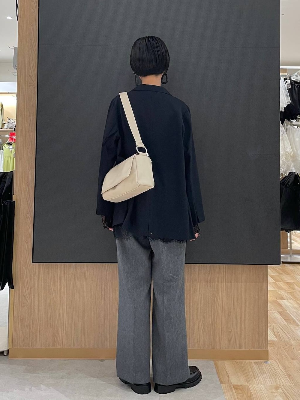 ブラック系のローファー、ブラック系のTシャツ/カットソー、ブラック系のタンクトップを着用したレディースの秋コーディネートの3枚目の写真
