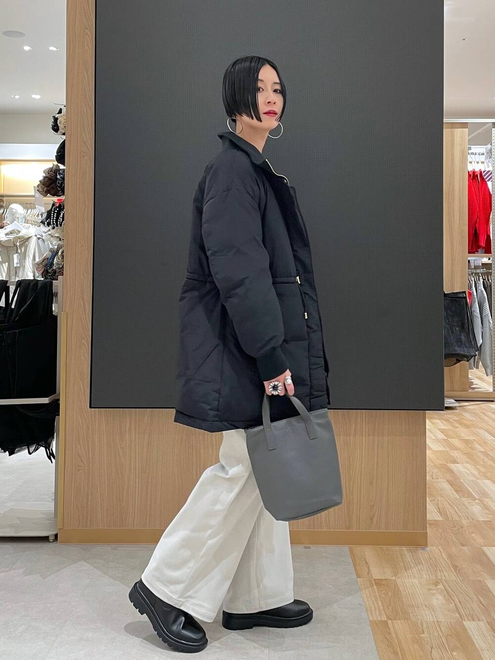 ブラック系のダウンジャケット/コート、グレー系のその他パンツ、ブラック系のブーツを着用したレディースの冬コーディネートの3枚目の写真