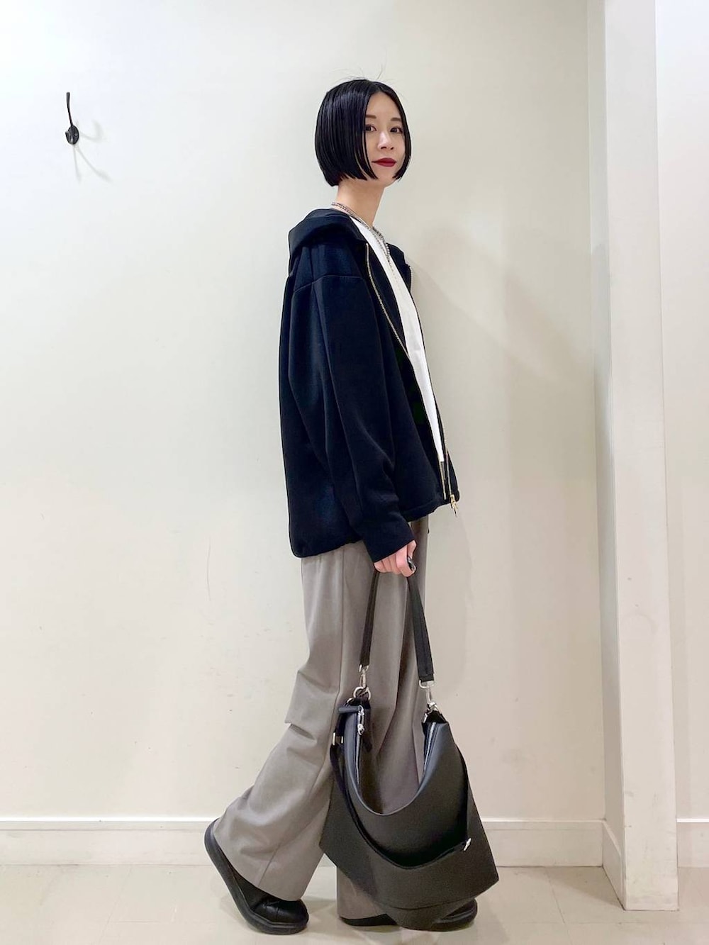 「高見え、若見え、着痩せ・細見え、ママコーデ、普通_GLOBAL WORK、高身長、GLOBAL WORK、パーカー、Tシャツ、ロンT、ワイドパンツ、楽ちんコーデ、体型カバー、パンツ、スニーカー」|「GLOBAL WORKのステンレスボールY字ネックレス/106439(ネックレス、シルバー系)」を使った、るんるんさん(レディース・168cm)の春コーディネートの3枚目の写真