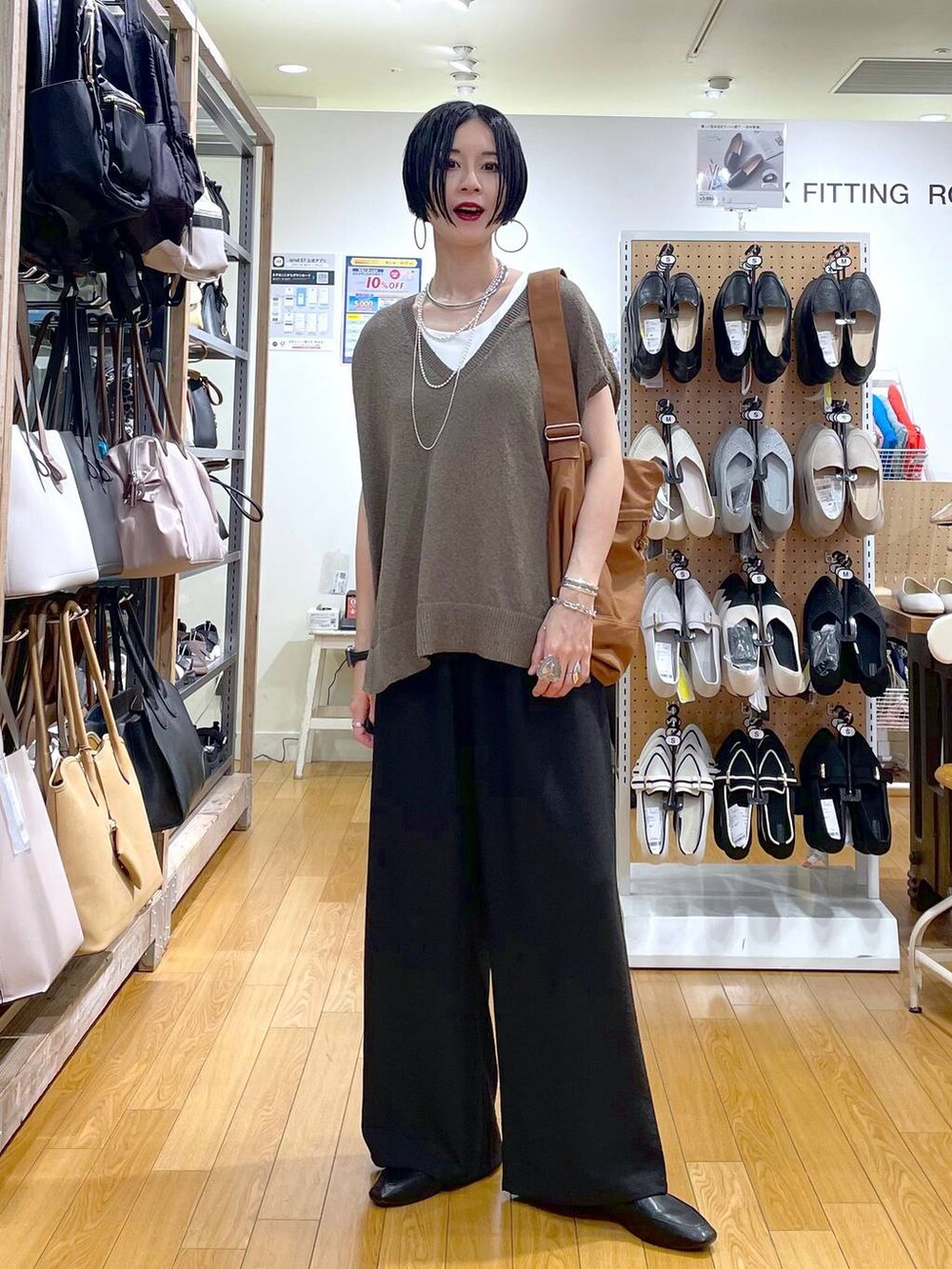 ブラック系のその他シューズ、ブラック系のその他パンツ、ブラウン系のベストを着用したレディースの秋コーディネートの7枚目の写真
