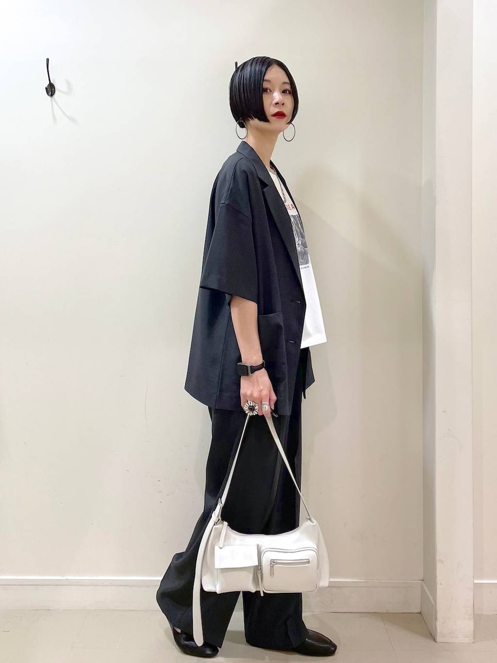 「高見え、若見え、着痩せ・細見え、楽ちんコーデ、普通_GLOBAL WORK、高身長、体型カバー、GLOBAL WORK、シンプルコーデ、ジャケット、Tシャツ、ワイドパンツ、パンツ、ショルダーバッグ、春コーデ」｜「GLOBAL WORKのらくっション踏めるバブーシュ/136007（その他シューズ、ブラック系）」を使った、るんるんさん（レディース・168cm）の春コーディネートの3枚目の写真
