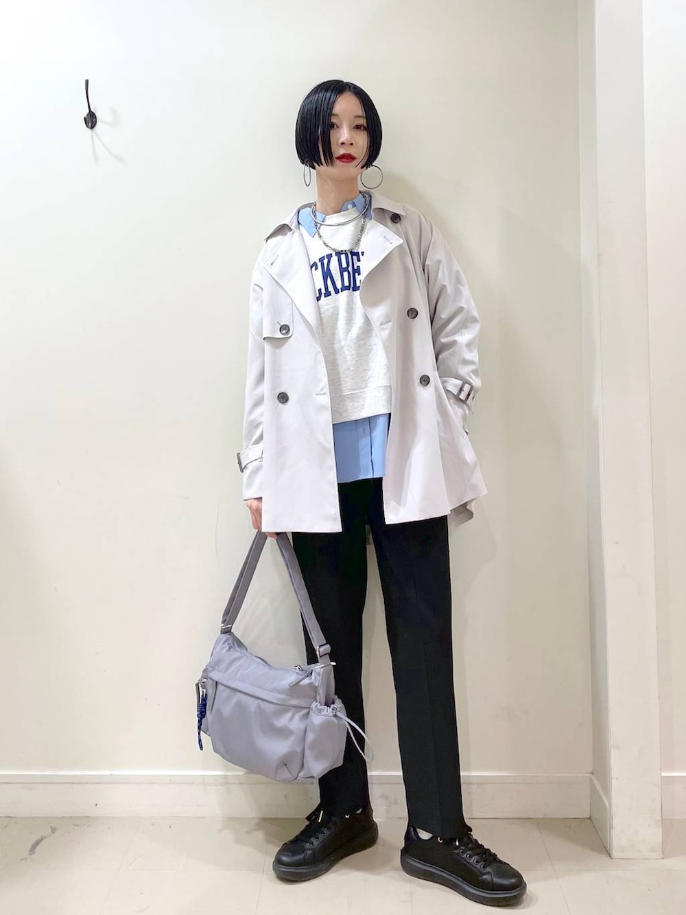 「高身長、高見え、若見え、着痩せ・細見え、ママコーデ、普通_GLOBAL WORK、GLOBAL WORK、トレンチコート、コート、スウェット、テーパードパンツ、パンツ、楽ちんコーデ、体型カバー、ショルダーバッグ」|「GLOBAL WORKのウツクシルエットテーパードパンツ/133595(その他パンツ、ブラック系)」を使った、るんるんさん(レディース・168cm)の春コーディネートの6枚目の写真