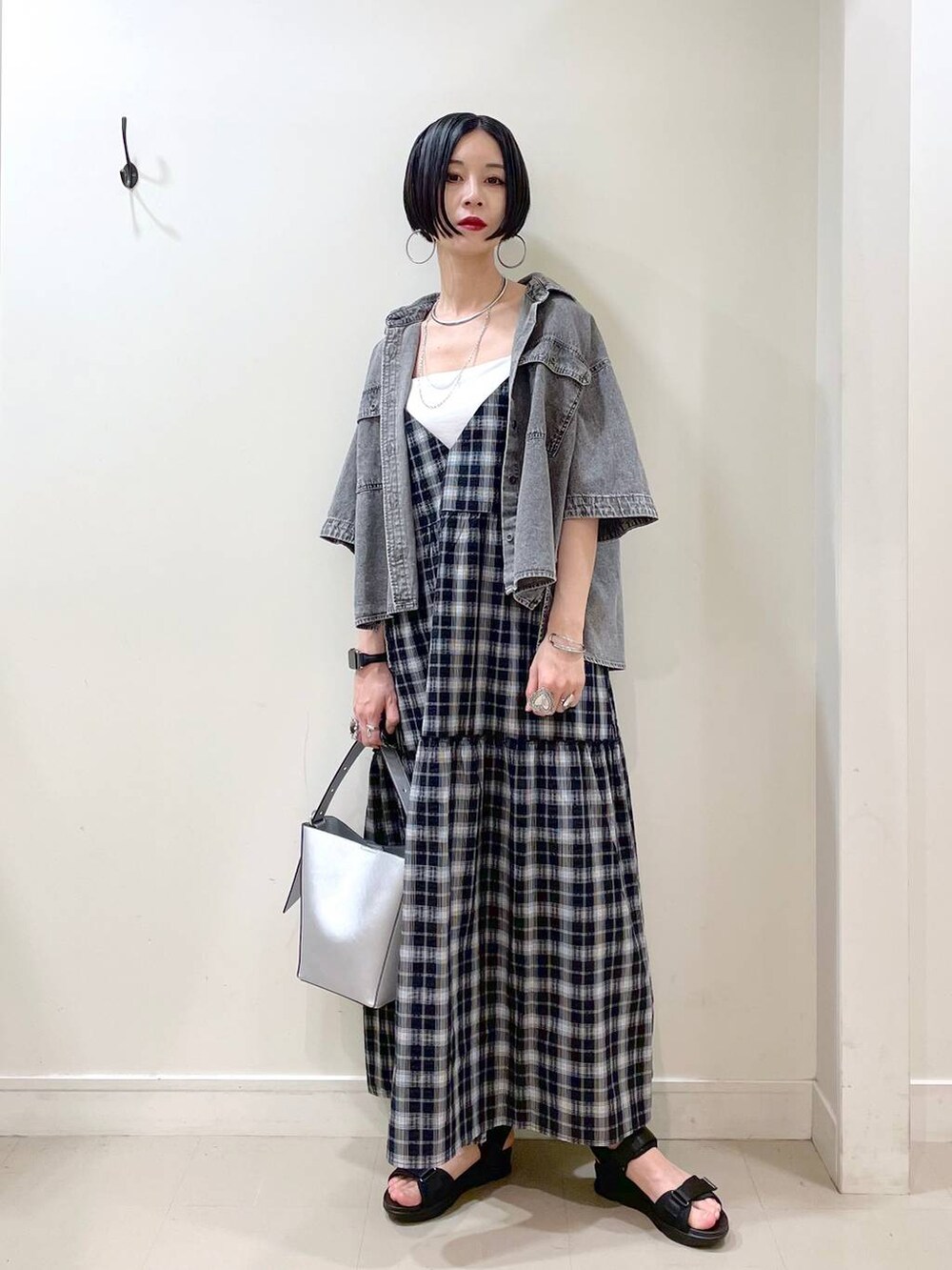 「高見え、若見え、着痩せ・細見え、ママコーデ、楽ちんコーデ、普通_GLOBAL WORK、高身長、体型カバー、GLOBAL WORK、シンプルコーデ、大人カジュアル、デニムシャツ、シャツ、タンクトップ、ワンピース」|「GLOBAL WORKのスペ軽5WAYショルダー/253022(ショルダーバッグ、シルバー系)」を使った、るんるんさん(レディース・168cm)の夏コーディネートの6枚目の写真
