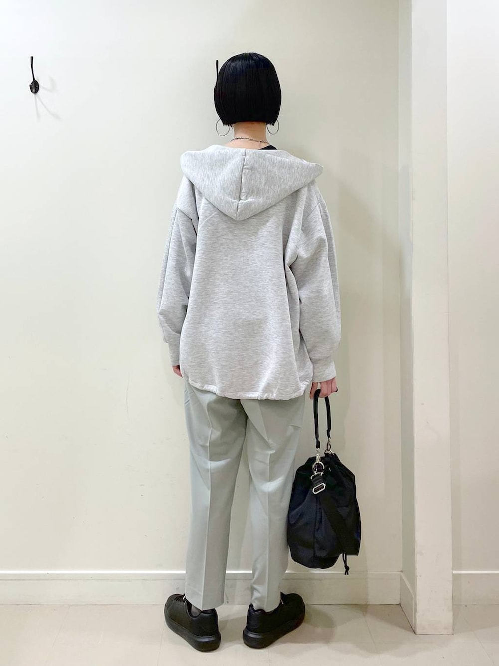 「高見え、若見え、着痩せ・細見え、ママコーデ、普通_GLOBAL WORK、高身長、GLOBAL WORK、パーカー、ニット、楽ちんコーデ、体型カバー、テーパードパンツ、パンツ、ネックレス、ショルダーバッグ」|「GLOBAL WORKのウツクシルエットテーパードパンツ/133595(その他パンツ、グリーン系)」を使った、るんるんさん(レディース・168cm)の春コーディネートの4枚目の写真