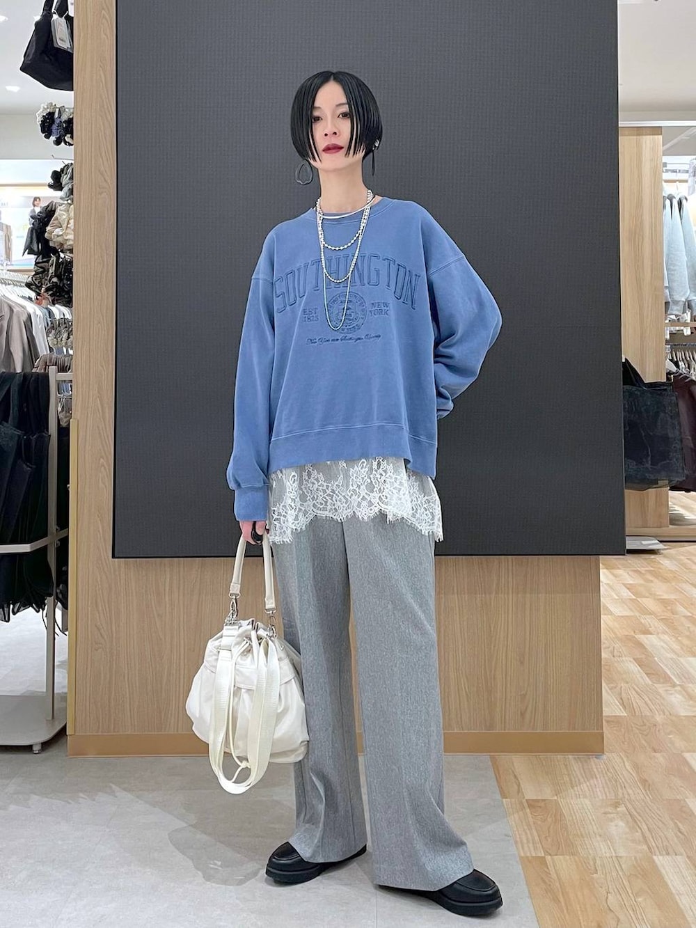 ブラック系のローファー、ホワイト系のショルダーバッグ、グレー系のその他パンツを着用したレディースの冬コーディネートの5枚目の写真