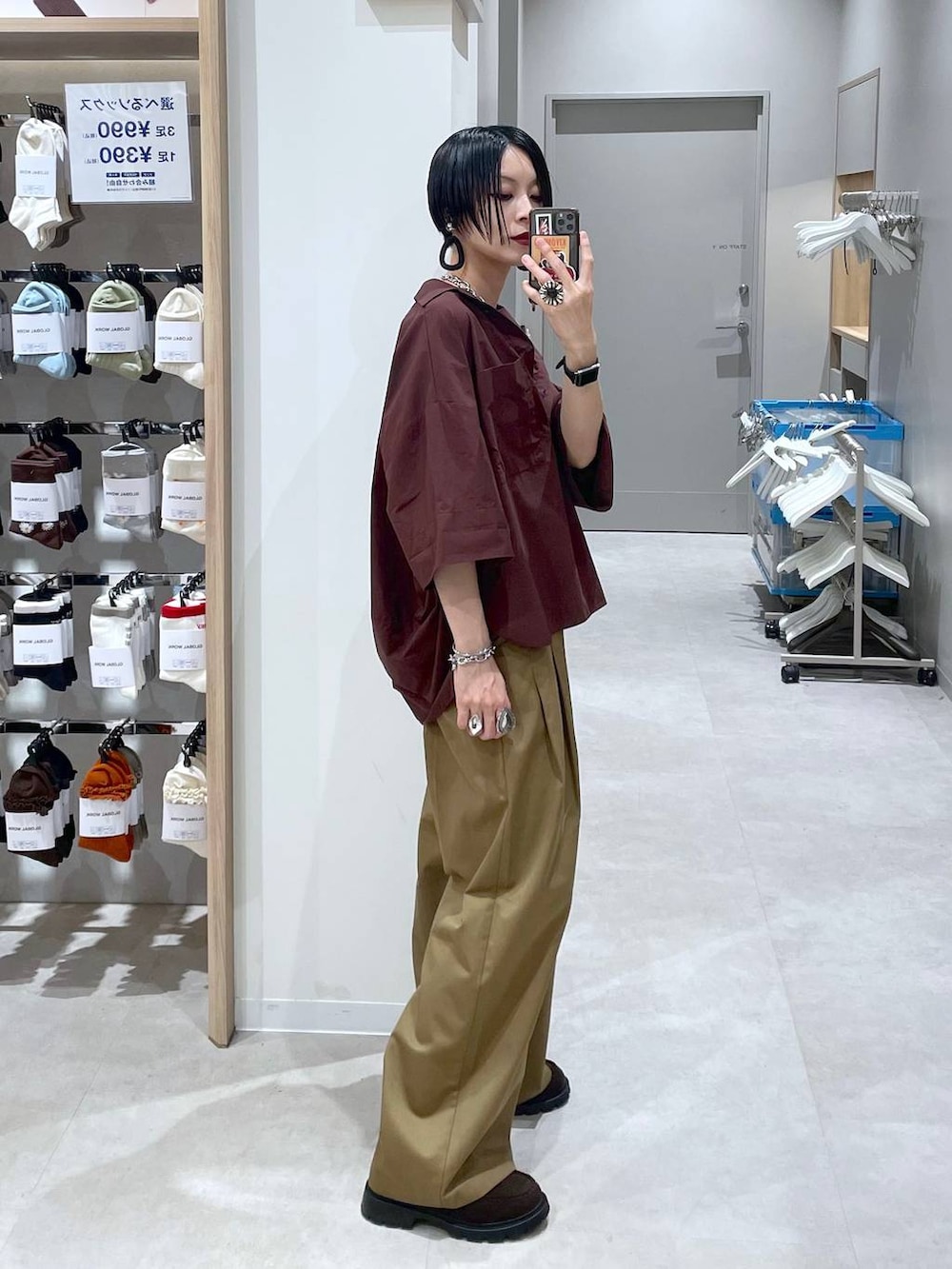 ブラウン系のローファー、レッド系のシャツ/ブラウス、ブラウン系のその他パンツを着用したレディースの秋コーディネートの3枚目の写真