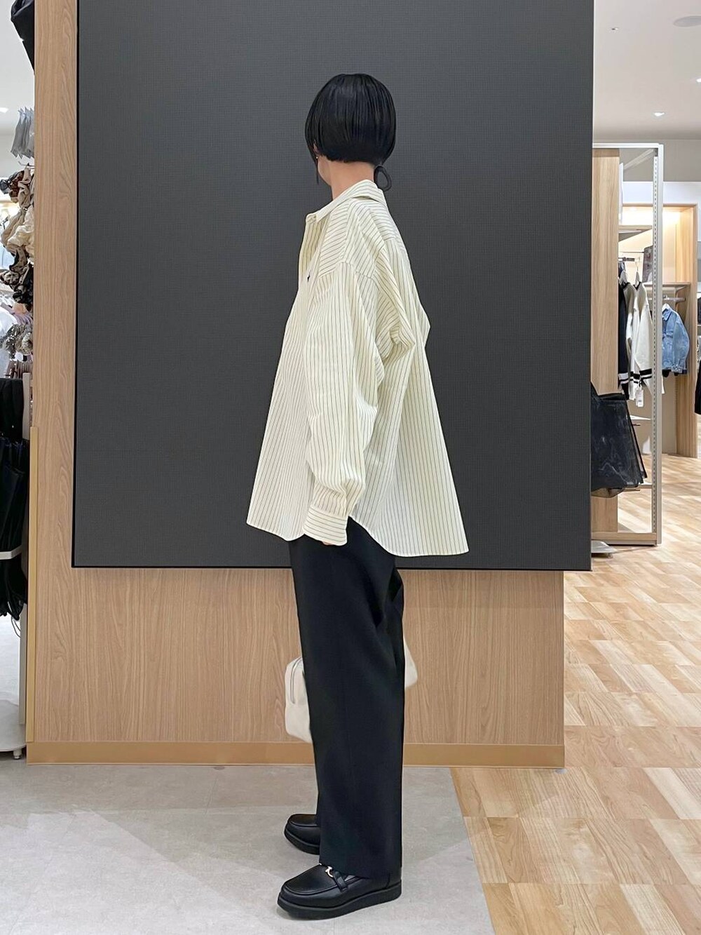 ブラック系のローファー、ブラック系のその他パンツ、ベージュ系のショルダーバッグを着用したレディースの春コーディネートの5枚目の写真