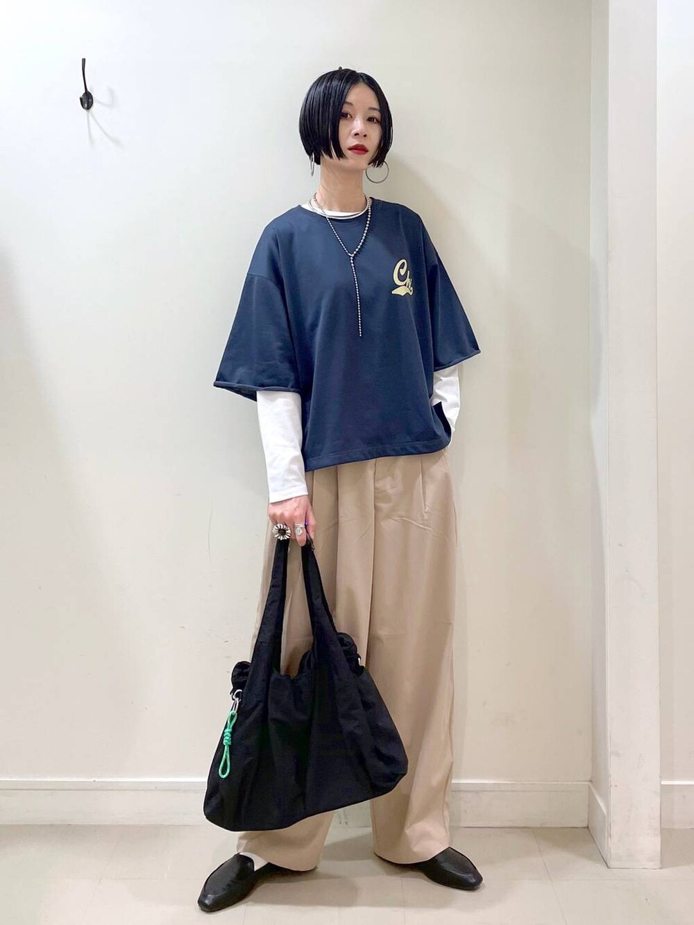 「高見え、大人カジュアル、若見え、着痩せ・細見え、ママコーデ、楽ちんコーデ、普通_GLOBAL WORK、高身長、体型カバー、GLOBAL WORK、シンプルコーデ、スウェット、Tシャツ、ロンT、ワイドパンツ」|「GLOBAL WORKのステンレスボールY字ネックレス/106439(ネックレス、シルバー系)」を使った、るんるんさん(レディース・168cm)の春コーディネートの2枚目の写真