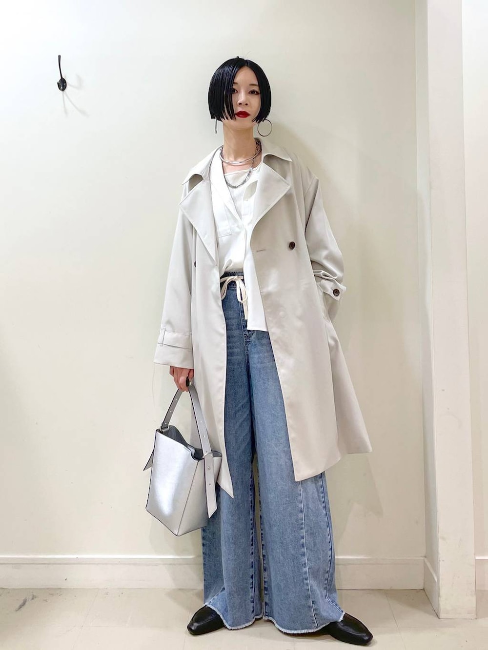 「GLOBAL WORK、高見え、若見え、着痩せ・細見え、ママコーデ、普通_GLOBAL WORK、高身長、トレンチコート、コート、ブラウス、デニムパンツ、パンツ、楽ちんコーデ、体型カバー、ワイドパンツ」|「GLOBAL WORKのらくっション踏めるバブーシュ/136007(その他シューズ、ブラック系)」を使った、るんるんさん(レディース・168cm)の春コーディネートの2枚目の写真