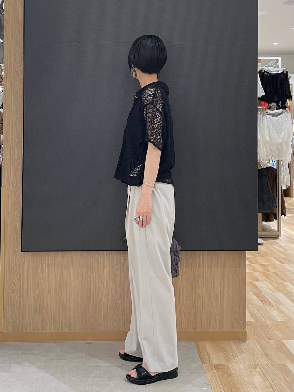 グレー系のトートバッグ、ベージュ系のその他パンツ、ブラック系のタンクトップを着用したレディースの夏コーディネートの4枚目の写真