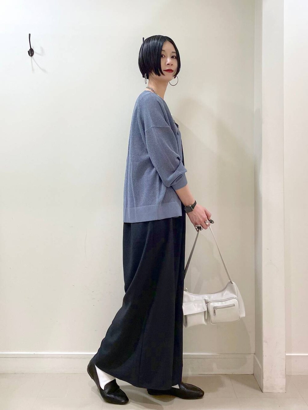 「高見え、若見え、着痩せ・細見え、ママコーデ、楽ちんコーデ、普通_GLOBAL WORK、高身長、体型カバー、GLOBAL WORK、シンプルコーデ、大人カジュアル、カーディガン、タンクトップ、サロペット、パンツ」|「GLOBAL WORKのらくっション踏めるバブーシュ/136007(その他シューズ、ブラック系)」を使った、るんるんさん(レディース・168cm)の春コーディネートの3枚目の写真