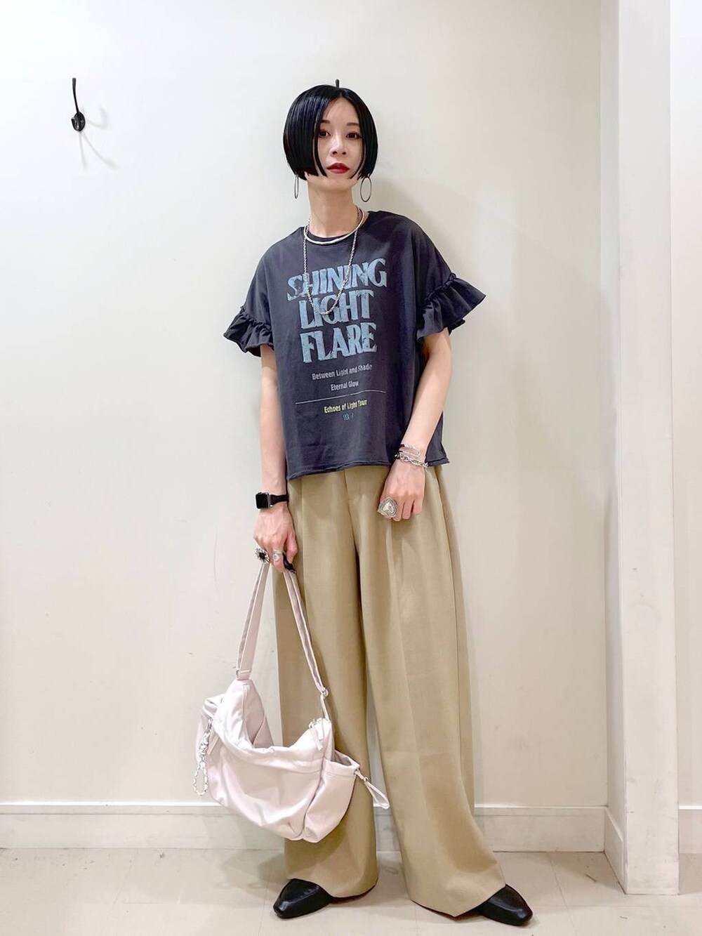 「大人カジュアル、高見え、若見え、着痩せ・細見え、ママコーデ、楽ちんコーデ、普通_GLOBAL WORK、高身長、体型カバー、GLOBAL WORK、シンプルコーデ、Tシャツ、ワイドパンツ、パンツ、春コーデ」｜「GLOBAL WORKのらくっション踏めるバブーシュ/136007（その他シューズ、ブラック系）」を使った、るんるんさん（レディース・168cm）の春コーディネートの2枚目の写真