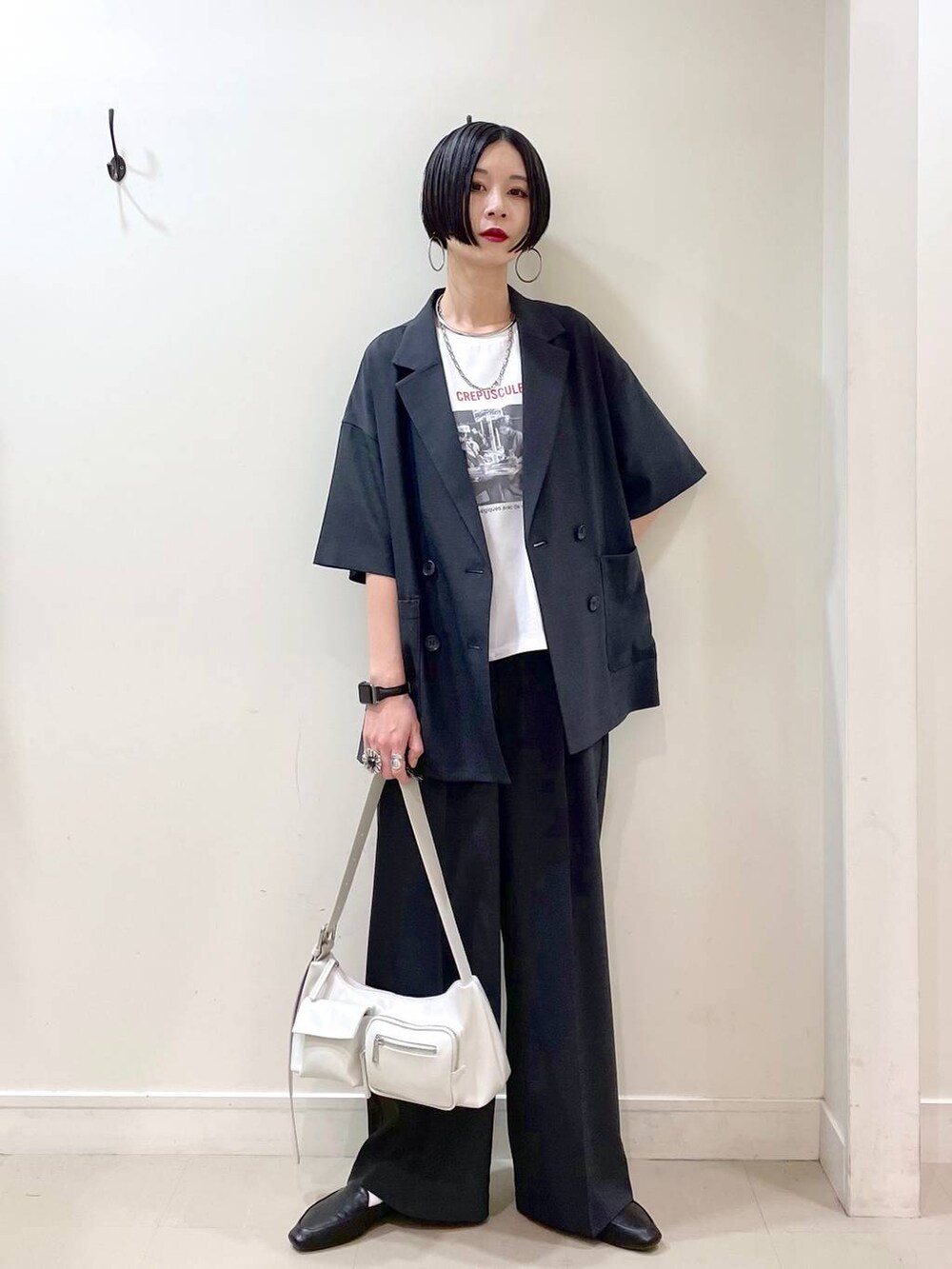「高見え、若見え、着痩せ・細見え、楽ちんコーデ、普通_GLOBAL WORK、高身長、体型カバー、GLOBAL WORK、シンプルコーデ、ジャケット、Tシャツ、ワイドパンツ、パンツ、ショルダーバッグ、春コーデ」｜「GLOBAL WORKのらくっション踏めるバブーシュ/136007（その他シューズ、ブラック系）」を使った、るんるんさん（レディース・168cm）の春コーディネートの2枚目の写真