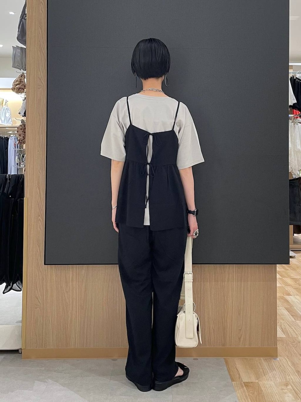 ブラック系のその他パンツ、ベージュ系のTシャツ/カットソー、ブラック系のサンダルを着用したレディースの夏コーディネートの3枚目の写真