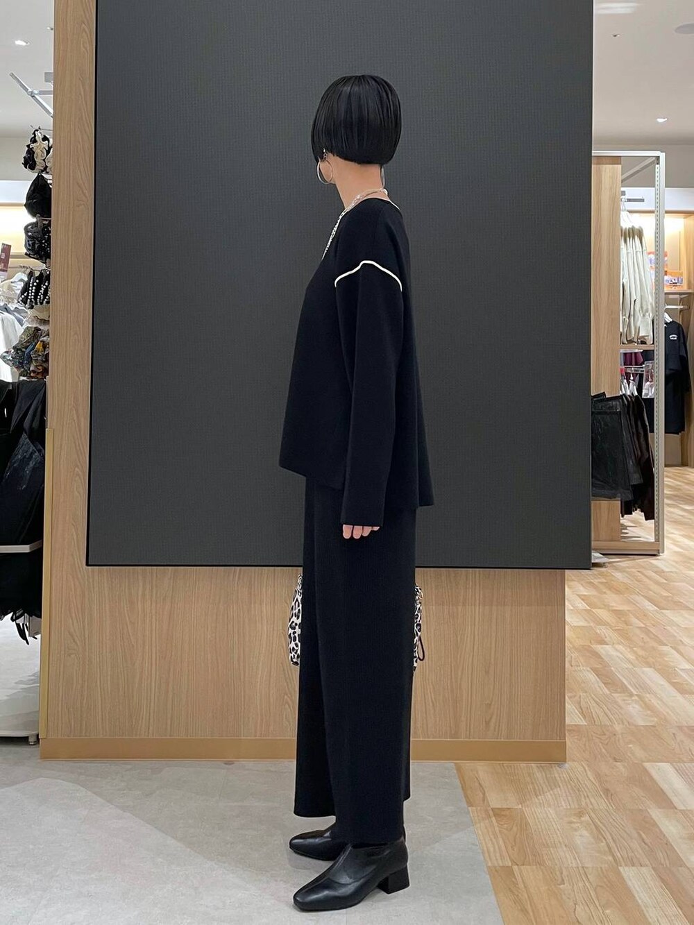 その他のトートバッグ、ブラック系のワンピース、ブラック系のブーツを着用したレディースの冬コーディネートの5枚目の写真