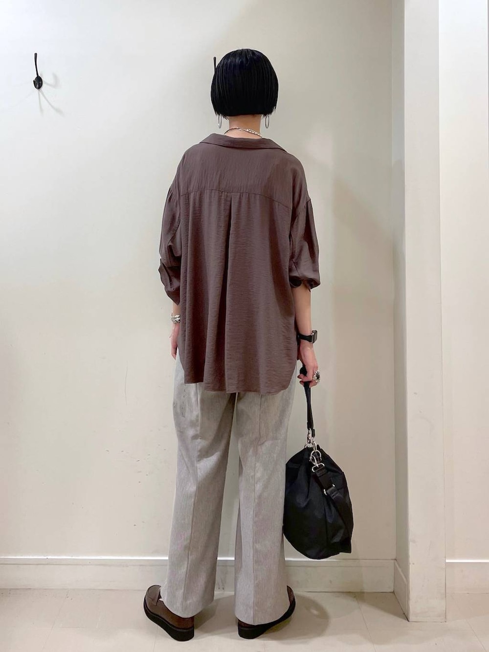 「高見え、若見え、着痩せ・細見え、ママコーデ、楽ちんコーデ、普通_GLOBAL WORK、高身長、体型カバー、GLOBAL WORK、シンプルコーデ、大人カジュアル、シャツ、カップ付きインナー、ジャケット、キャミソール」|「GLOBAL WORKのエアかる厚底ローファー/136031(ローファー、ブラウン系)」を使った、るんるんさん(レディース・168cm)の秋コーディネートの4枚目の写真