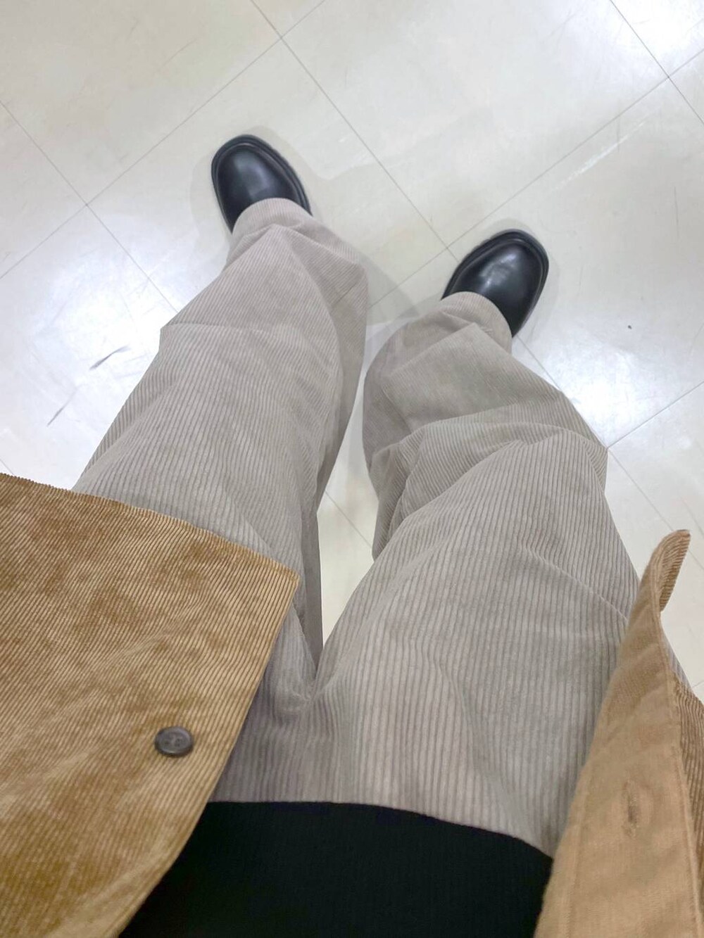 イエロー系のシャツ/ブラウス、ブラック系のスウェット、ブラック系のブーツを着用したレディースの秋コーディネートの6枚目の写真