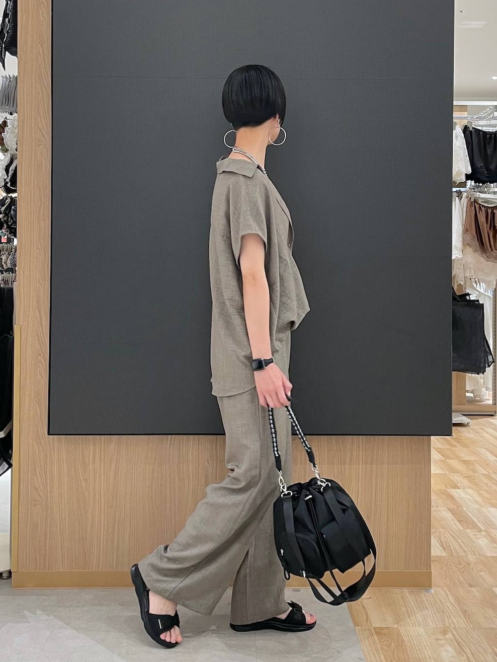 ブラック系のタンクトップ、ブラック系のサンダル、ブラウン系のその他パンツを着用したレディースの夏コーディネートの2枚目の写真