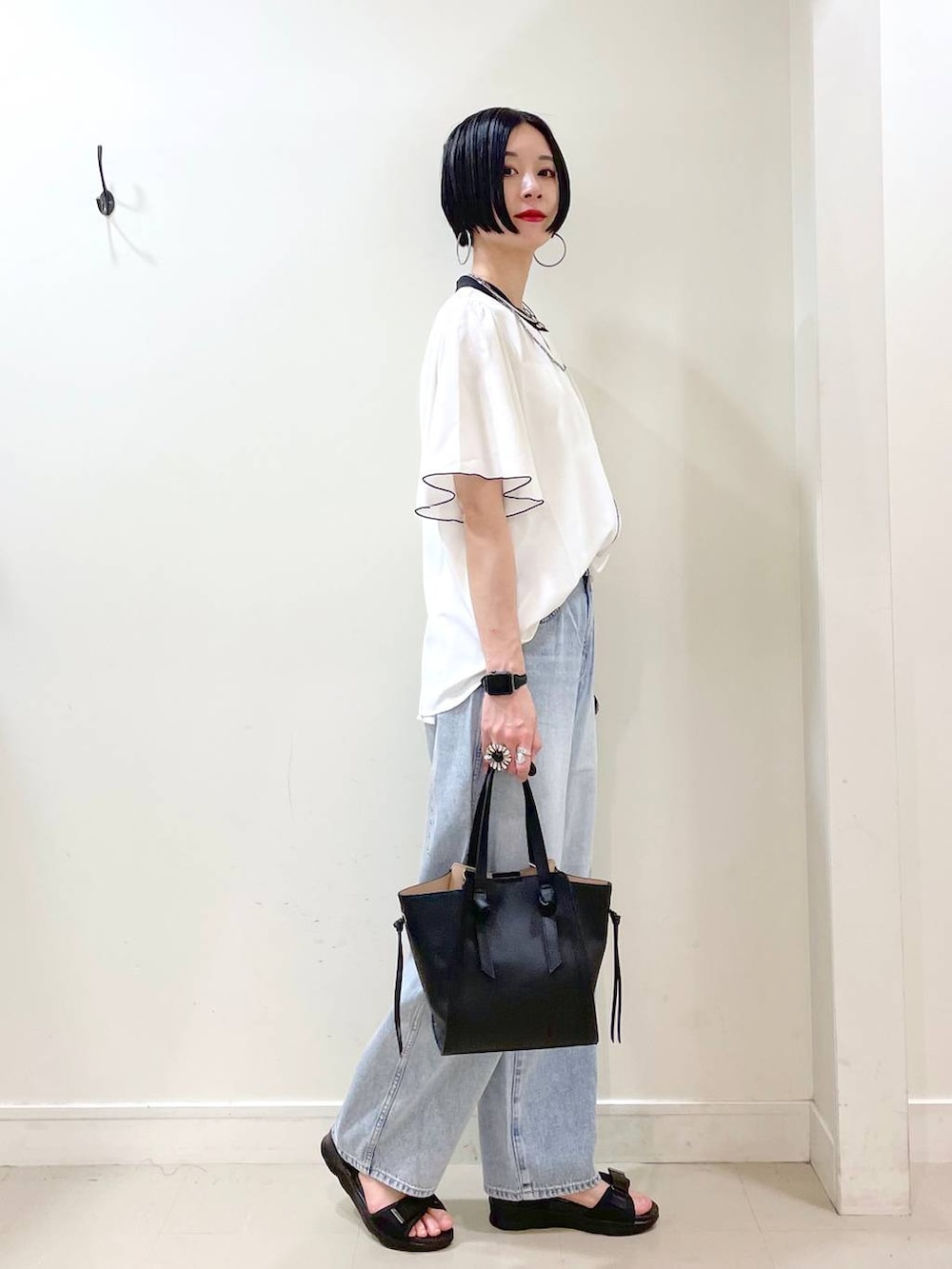 「高見え、若見え、着痩せ・細見え、ママコーデ、楽ちんコーデ、普通_GLOBAL WORK、高身長、体型カバー、GLOBAL WORK、シンプルコーデ、大人カジュアル、ブラウス、デニムパンツ、パンツ、ショルダーバッグ」|「GLOBAL WORKのGOODデニムバギーパンツ/118365(デニムパンツ、ブルー系)」を使った、るんるんさん(レディース・168cm)の春コーディネートの3枚目の写真