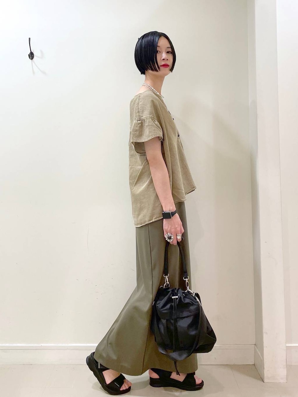 「高見え、若見え、着痩せ・細見え、ママコーデ、楽ちんコーデ、普通_GLOBAL WORK、高身長、体型カバー、GLOBAL WORK、シンプルコーデ、大人カジュアル、ブラウス、スカート、サンダル、ネックレス」|「GLOBAL WORKの撥水軽量2WAYバッグ/137590(ショルダーバッグ、ブラック系)」を使った、るんるんさん(レディース・168cm)の夏コーディネートの3枚目の写真