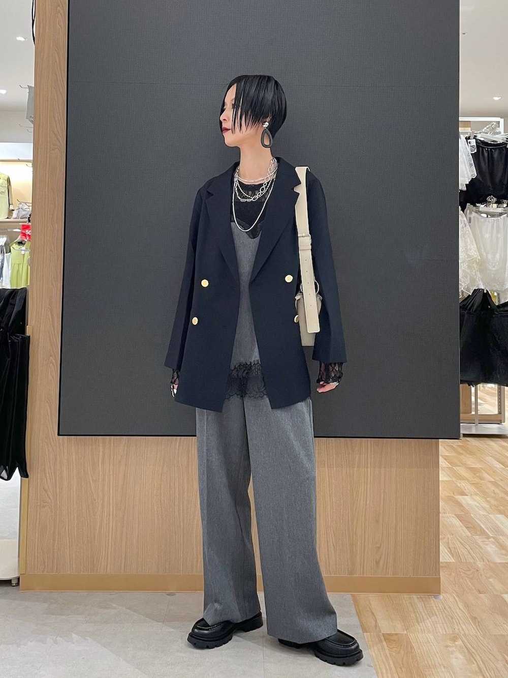 ブラック系のローファー、ブラック系のTシャツ/カットソー、ブラック系のタンクトップを着用したレディースの秋コーディネートの5枚目の写真
