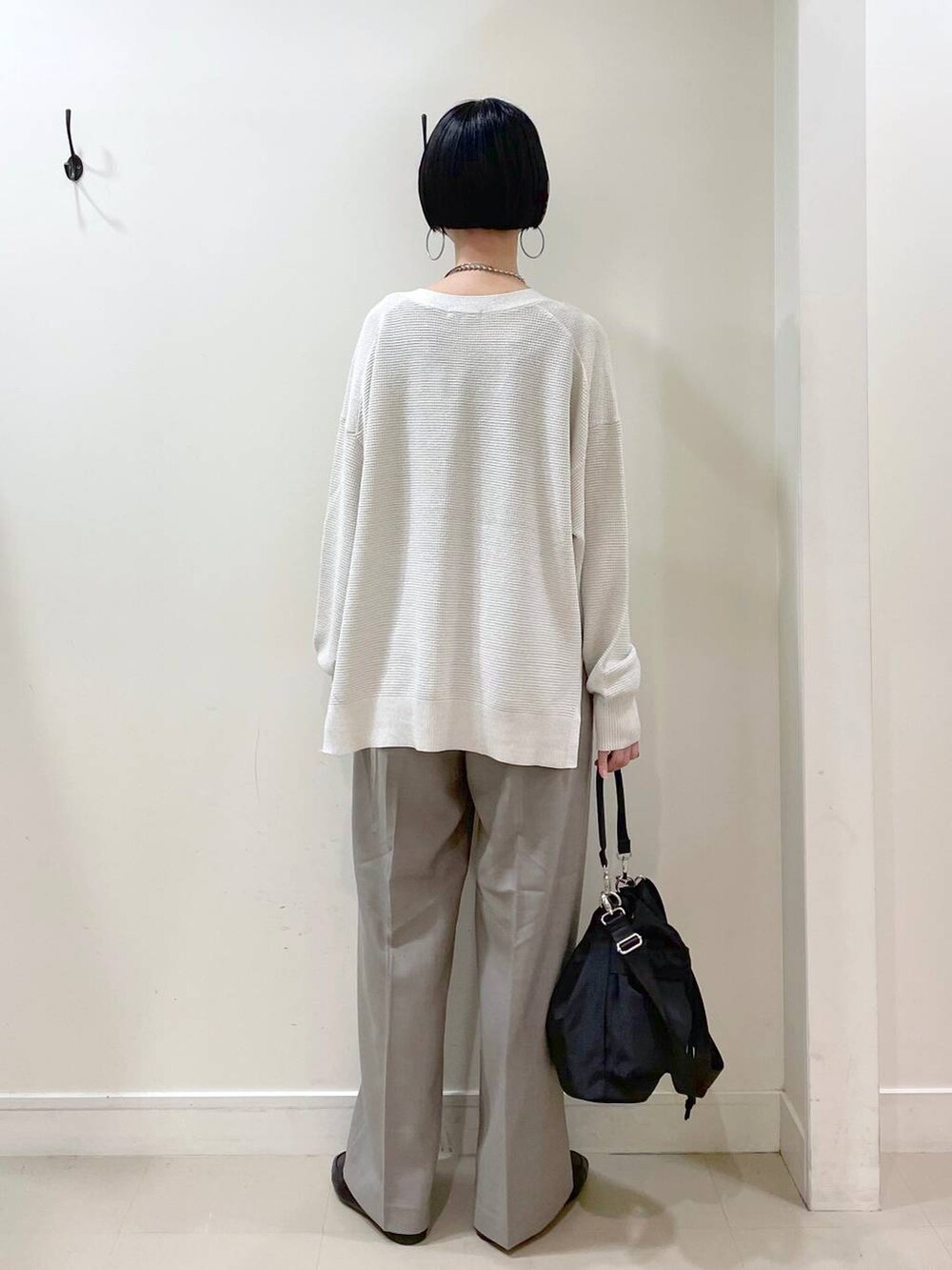 「高見え、若見え、着痩せ・細見え、ママコーデ、高身長、カーディガン、タンクトップ、ワイドパンツ、パンツ、春コーデ、ショルダーバッグ、バッグ、ネックレス、体型カバー、GLOBAL WORK」|「GLOBAL WORKのステンレスボールY字ネックレス/106439(ネックレス、シルバー系)」を使った、るんるんさん(レディース・168cm)の春コーディネートの4枚目の写真