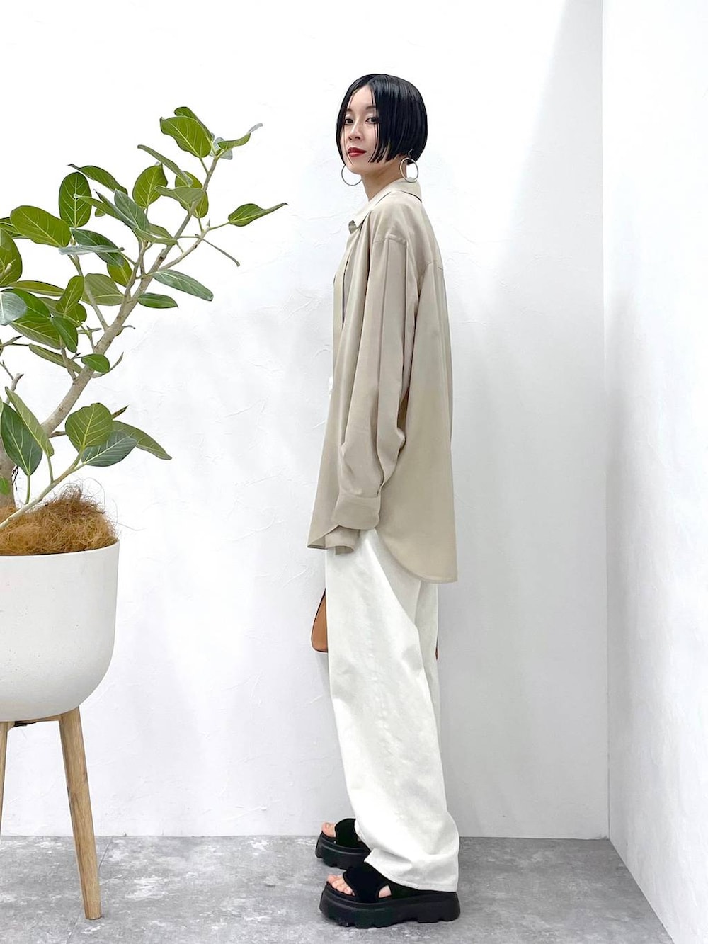 「高見え、若見え、着痩せ・細見え、ママコーデ、楽ちんコーデ、普通_GLOBAL WORK、高身長、体型カバー、GLOBAL WORK、シンプルコーデ、大人カジュアル、STERNBERG、シャツ、タンクトップ、デニムパンツ」|「GLOBAL WORKのステンレスボールY字ネックレス/106439(ネックレス、シルバー系)」を使った、るんるんさん(レディース・168cm)の夏コーディネートの5枚目の写真