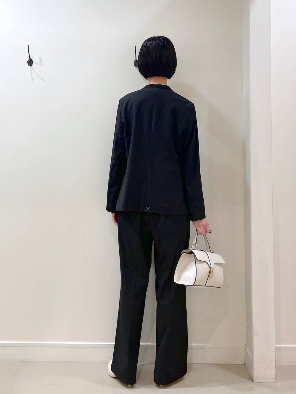 「着痩せ・細見え、高見え、若見え、ママコーデ、普通_GLOBAL WORK、GLOBAL WORK、ジャケット、ジャケットスタイル、ブラウス、セットアップ、ワイドパンツ、パンツ、楽ちんコーデ、体型カバー、ネックレス」|「GLOBAL WORKのウツクシルエットワイドパンツ/133599(その他パンツ、ブラック系)」を使った、るんるんさん(レディース・168cm)の春コーディネートの4枚目の写真