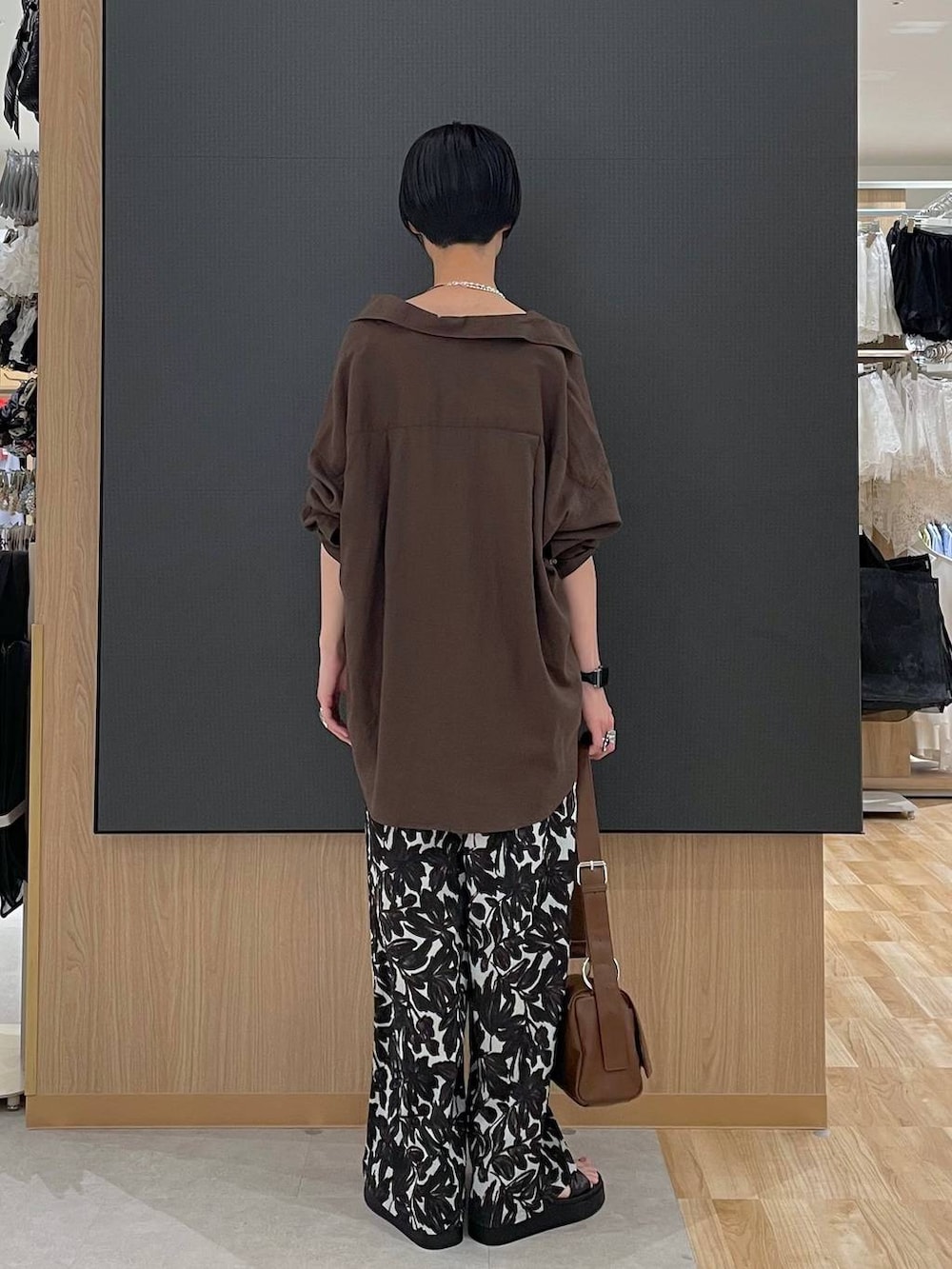 ブラウン系のシャツ/ブラウス、ホワイト系のキャミソール、ブルー系のその他パンツを着用したレディースの夏コーディネートの3枚目の写真